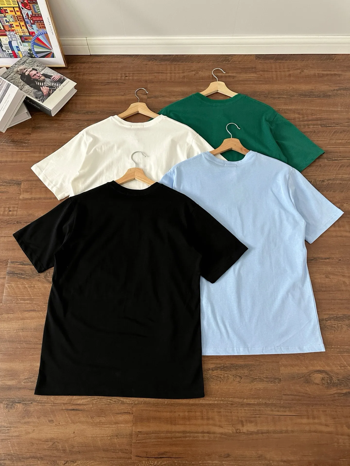 P130 Style number: RL004】Ralph Lauren/Ralph Lauren 25ss summer new round-neck T-shirt with English letter embroidery. The main logo on the neck has a QR code mark, which can be scanned for verification, and the detailed English letter logo embroidery is all high-density, all made by imported Tajima machines, which distinguishes low-quality products on the market. 32 counts, 240g hydrophilic toner, 100% cotton fabric, comfortable and soft, highly breathable, focusing on high-end cost-effectiveness, needless to say good quality. Available in a variety of colors, both boys and girls can try this genderless style, giving them a yuppie tone in no time. Immerse yourself in your leisurely style, and have your own style in retro. Natural, vivid and very French romantic feelings, perfectly integrating youthful atmosphere and trend. Color: Black, White, Green, Colorful Blue Size: S-xL S Shoulder width 44 Bust 104 Sleeve length 23 Clothing length 72 M Shoulder width 45 Bust 108 Sleeve length 24 Clothing length 74 L Shoulder width 46 Bust 112 Sleeve length 25 Clothing length 76 xL Shoulder width 47 Bust 116 Sleeve length 26 Clothing length 78